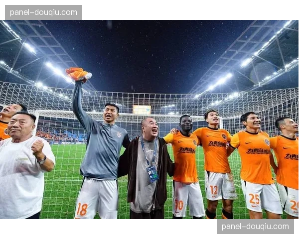 足球赛场反种族主义倡议持续推进，俱乐部加强球迷行为管理