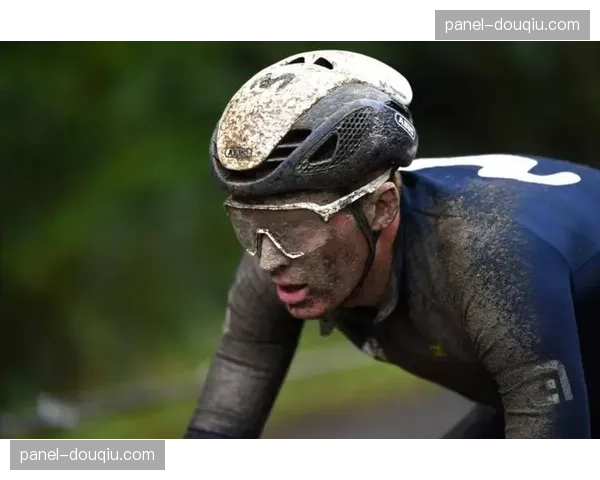 巴黎-鲁贝“阿伦堡森林”，车手们在颠簸石板路上的痛苦表情