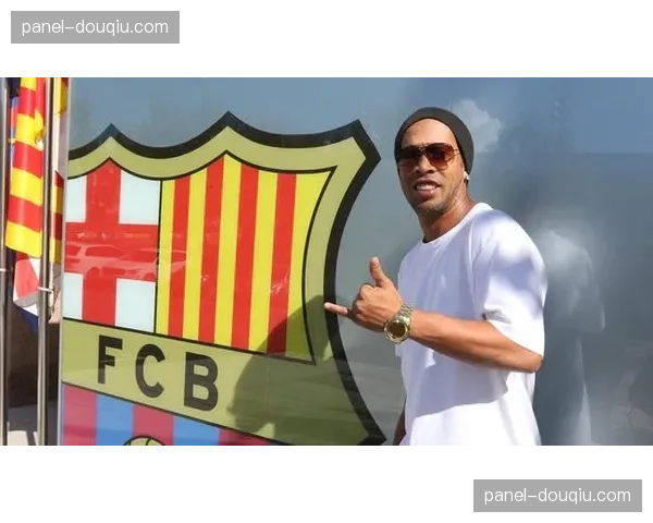 官方：前巴黎传奇球星蒂亚戈·席尔瓦回归俱乐部担任形象大使