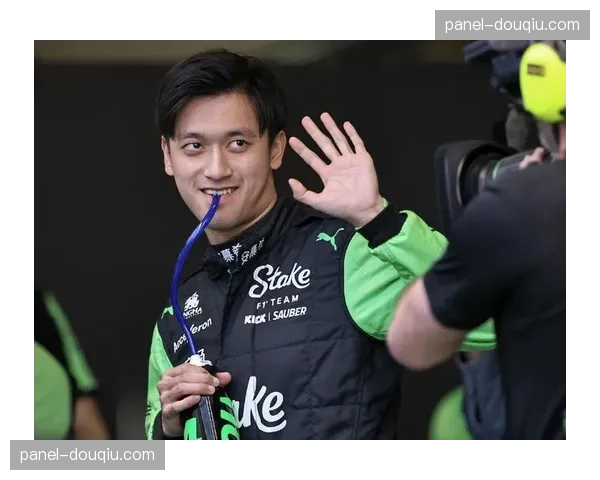 F1沙特站正赛，周冠宇赛车突发引擎故障退赛，在维修通道内长时间驻足