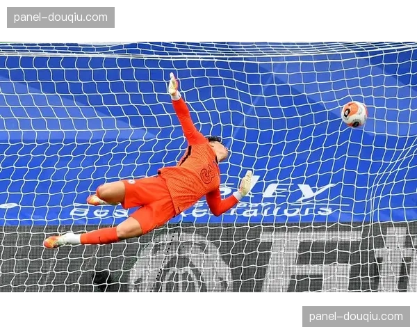 英超“足球进校园”活动三月开展,职业球员指导青少年射门技巧